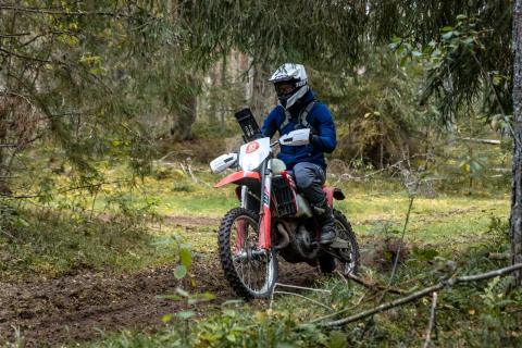 Mootorrattur metsaraja kurvis – Alakonnu Ralli 2025