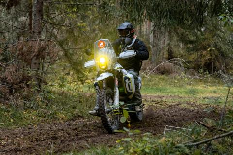Mootorrattur metsaraja kurvis – Alakonnu Ralli 2025