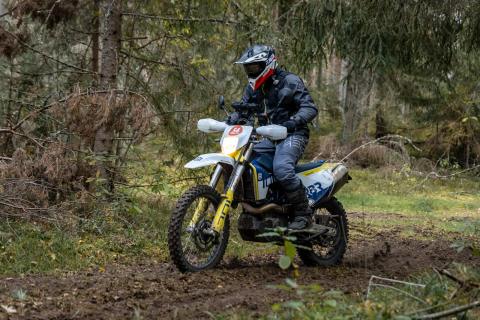 Mootorrattur metsaraja kurvis – Alakonnu Ralli 2025