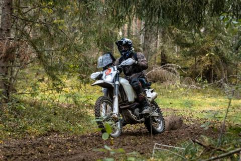 Mootorrattur metsaraja kurvis – Alakonnu Ralli 2025