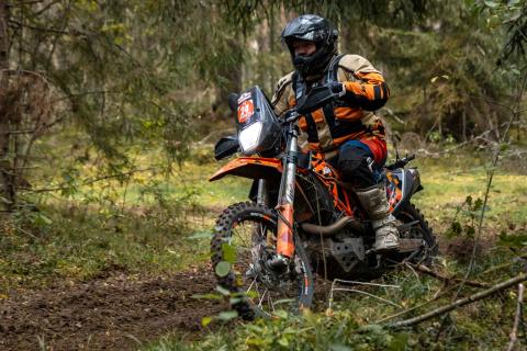 Mootorrattur metsaraja kurvis – Alakonnu Ralli 2025