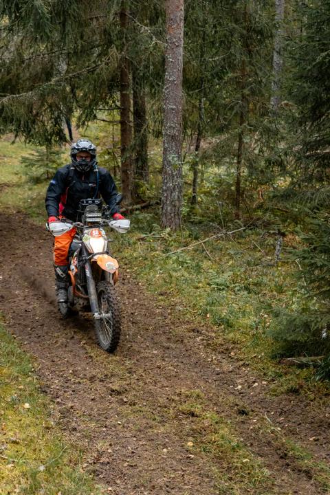 Mootorrattur metsaraja kurvis – Alakonnu Ralli 2025