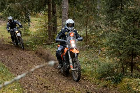 Mootorrattur metsaraja kurvis – Alakonnu Ralli 2025