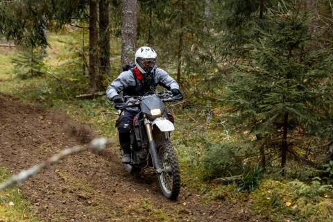 Mootorrattur metsaraja kurvis – Alakonnu Ralli 2025