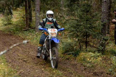 Mootorrattur metsaraja kurvis – Alakonnu Ralli 2025