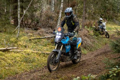 Mootorrattur metsaraja kurvis – Alakonnu Ralli 2025