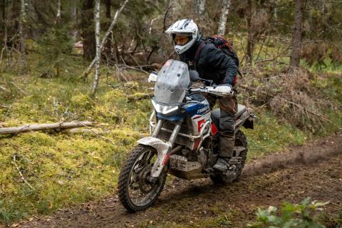 Mootorrattur metsaraja kurvis – Alakonnu Ralli 2025
