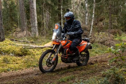 Mootorrattur metsaraja kurvis – Alakonnu Ralli 2025