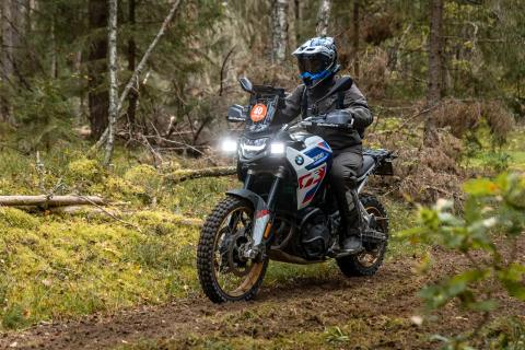 Mootorrattur metsaraja kurvis – Alakonnu Ralli 2025
