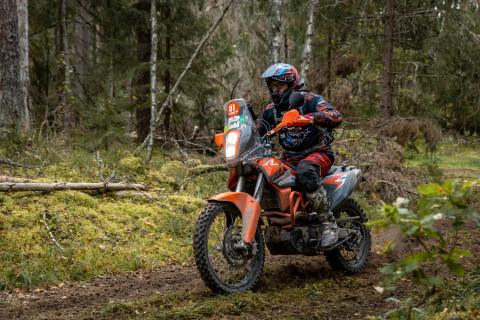 Mootorrattur metsaraja kurvis – Alakonnu Ralli 2025