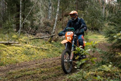 Mootorrattur metsaraja kurvis – Alakonnu Ralli 2025