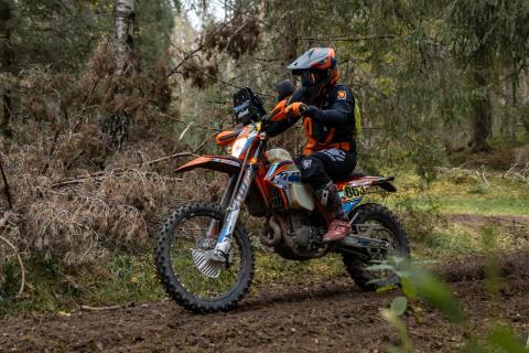 Mootorrattur metsaraja kurvis – Alakonnu Ralli 2025