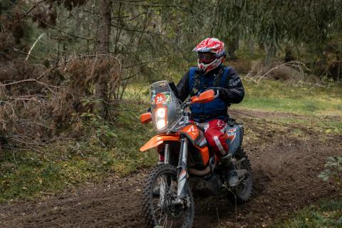 Mootorrattur metsaraja kurvis – Alakonnu Ralli 2025