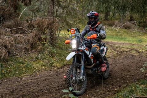 Mootorrattur metsaraja kurvis – Alakonnu Ralli 2025