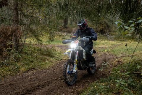 Mootorrattur metsaraja kurvis – Alakonnu Ralli 2025