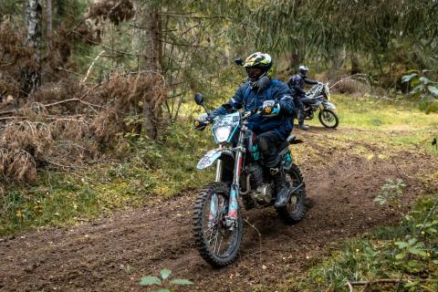 Mootorrattur metsaraja kurvis – Alakonnu Ralli 2025