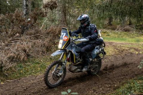 Mootorrattur metsaraja kurvis – Alakonnu Ralli 2025