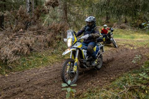 Mootorrattur metsaraja kurvis – Alakonnu Ralli 2025