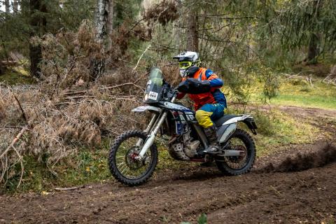 Mootorrattur metsaraja kurvis – Alakonnu Ralli 2025
