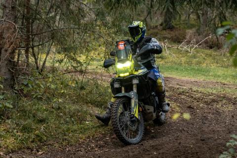 Mootorrattur metsaraja kurvis – Alakonnu Ralli 2025