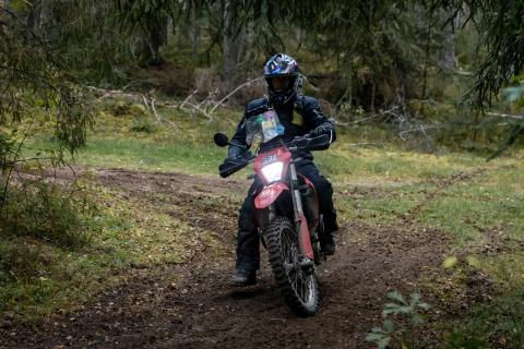 Mootorrattur metsaraja kurvis – Alakonnu Ralli 2025