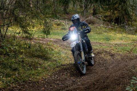 Mootorrattur metsaraja kurvis – Alakonnu Ralli 2025
