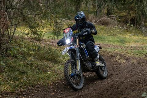 Mootorrattur metsaraja kurvis – Alakonnu Ralli 2025