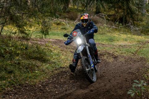 Mootorrattur metsaraja kurvis – Alakonnu Ralli 2025
