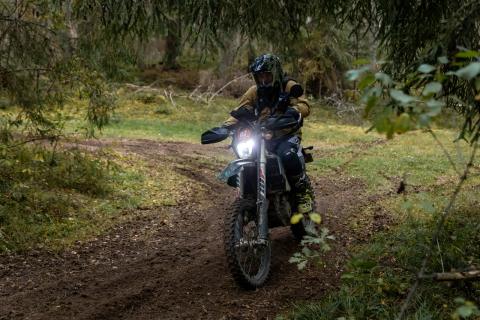 Mootorrattur metsaraja kurvis – Alakonnu Ralli 2025
