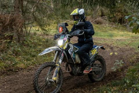 Mootorrattur metsaraja kurvis – Alakonnu Ralli 2025