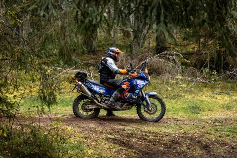 Mootorrattur metsaraja kurvis – Alakonnu Ralli 2025