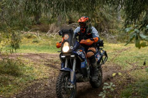 Mootorrattur metsaraja kurvis – Alakonnu Ralli 2025