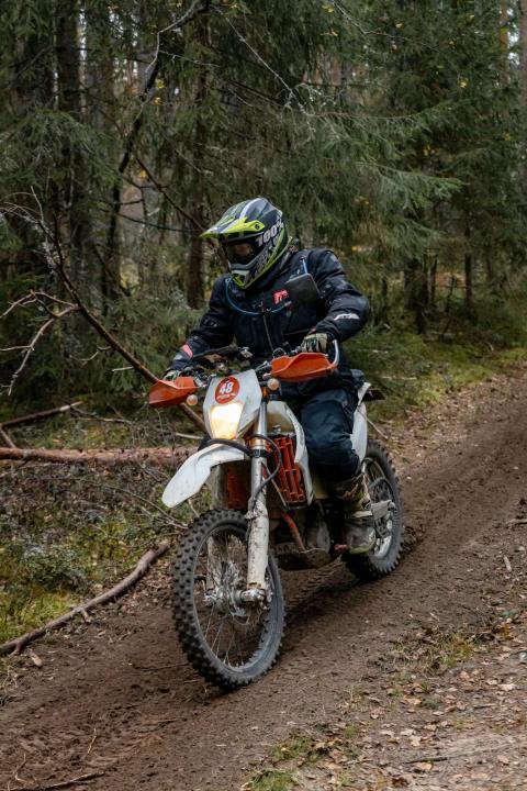 Mootorrattur metsaraja kurvis – Alakonnu Ralli 2025