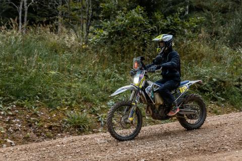 Mootorrattur metsaraja kurvis – Alakonnu Ralli 2025