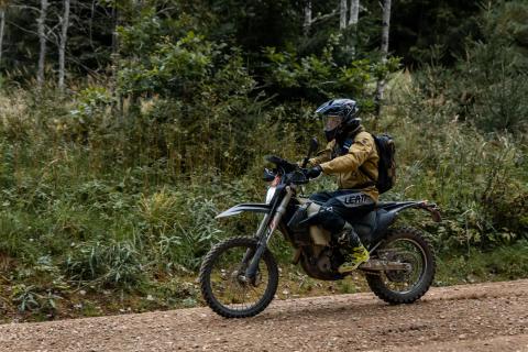 Mootorrattur metsaraja kurvis – Alakonnu Ralli 2025