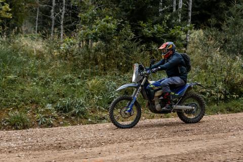 Mootorrattur metsaraja kurvis – Alakonnu Ralli 2025
