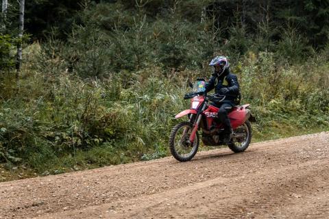 Mootorrattur metsaraja kurvis – Alakonnu Ralli 2025
