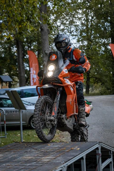 Mootorrattur sõidab mööda rampi – Alakonnu Ralli 2025