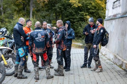 Osalejad ja rallimootorrattad puhkepausil – Alakonnu Ralli 2025