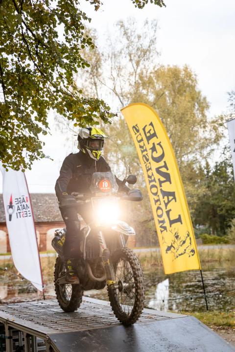 Mootorrattur rajal lipuga tähistatud rambi juures – Alakonnu Ralli 2025