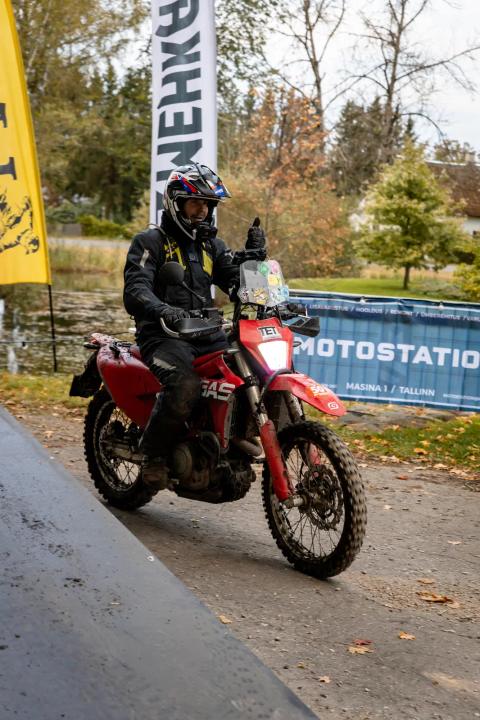 Mootorrattur rajal lipuga tähistatud rambi juures – Alakonnu Ralli 2025