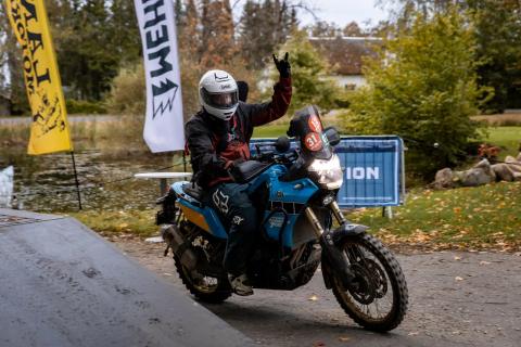 Mootorrattur ralliraja lõpus – Alakonnu Ralli 2025