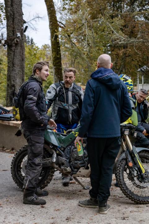Osalejad mootorratta juures ralliraja lõpus – Alakonnu Ralli 2025