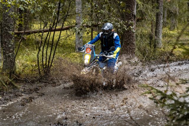 Sinise varustusega sõitja liigub läbi madala vee