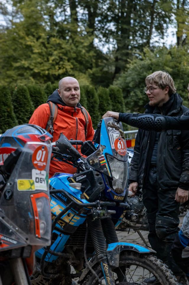 Kaks inimest vestlevad rallialal pärast sõitu