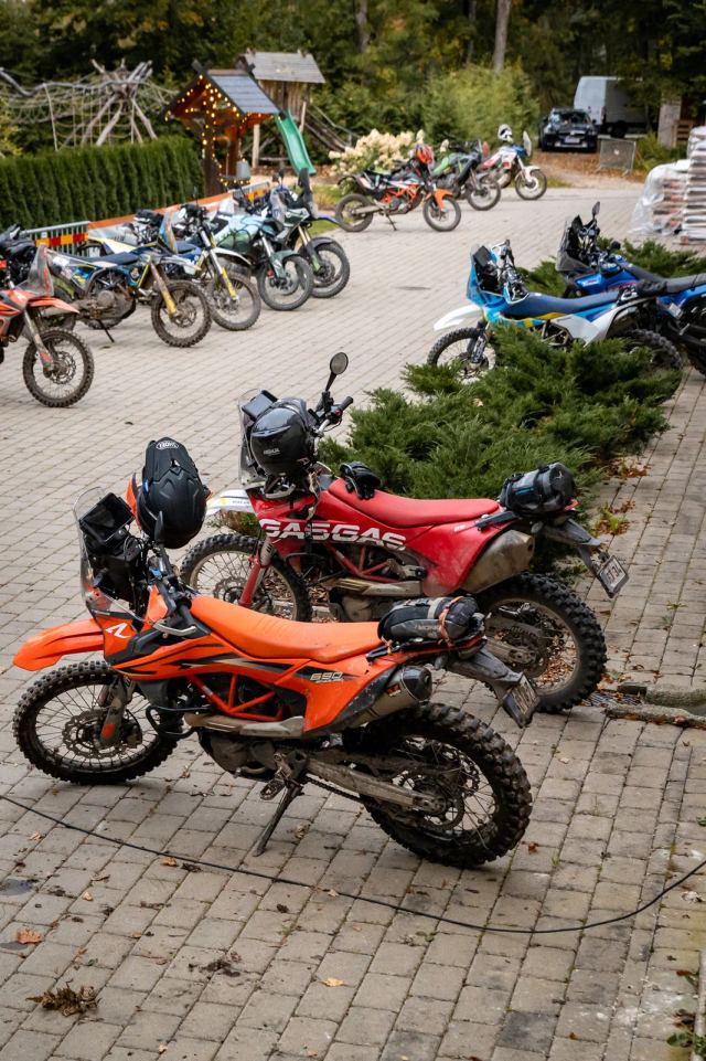 Õhuvaade tsiklitest ja inimestest Alakonnu Ralli keskuses