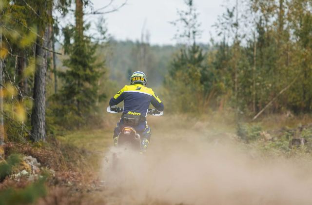 Rattur sõidab eemale mööda tolmust metsateed