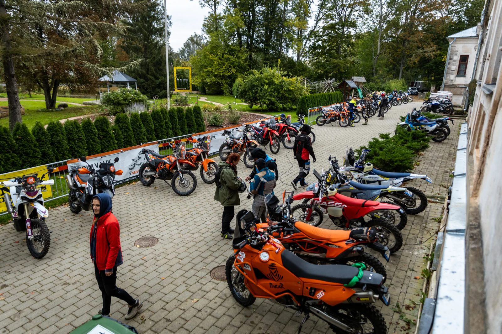 Tsiklid Alakonnu Ralli 2025 stardialal enne rajale minekut