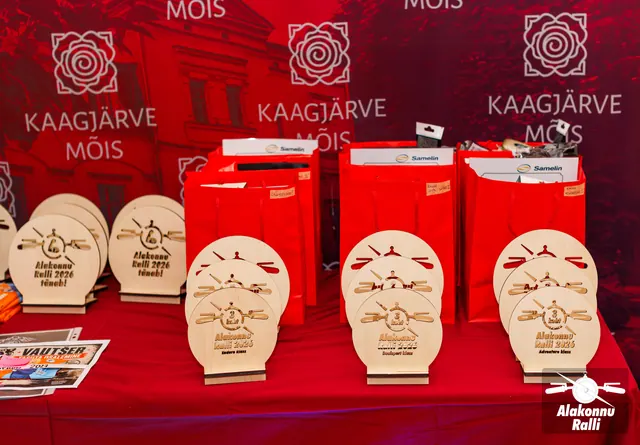 Rally prizes and wooden trophies on the awards table – Alakonnu Rally 2026, Awards ceremony