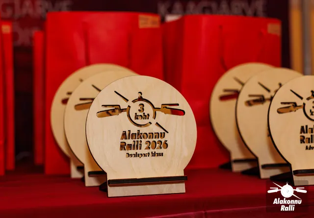 Rally prizes and wooden trophies on the awards table – Alakonnu Rally 2026, Awards ceremony
